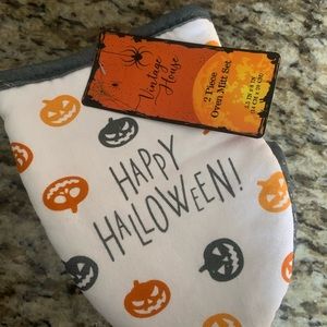 Happy Halloween 2 Piece Oven Mitt Set New